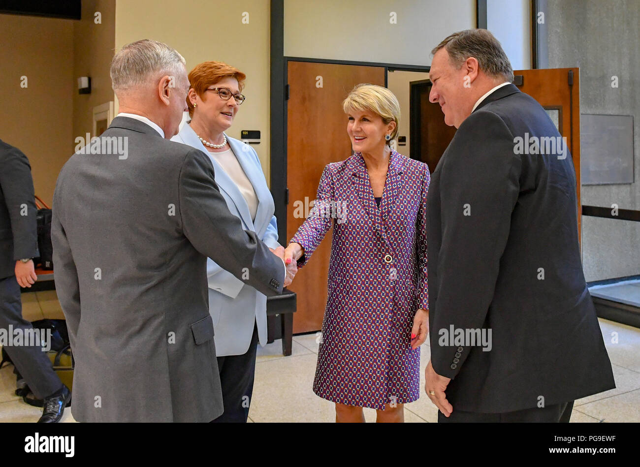 Us-Staatssekretär Michael R. Pompeo Chats mit US-Verteidigungsminister James Mattis, Minister für Verteidigung Marise Payne und australischen Außenminister Julie Bishop an der Hoover Institution der Stanford Universität in Palo Alto, Kalifornien, am 23. Juli 2018. Stockfoto