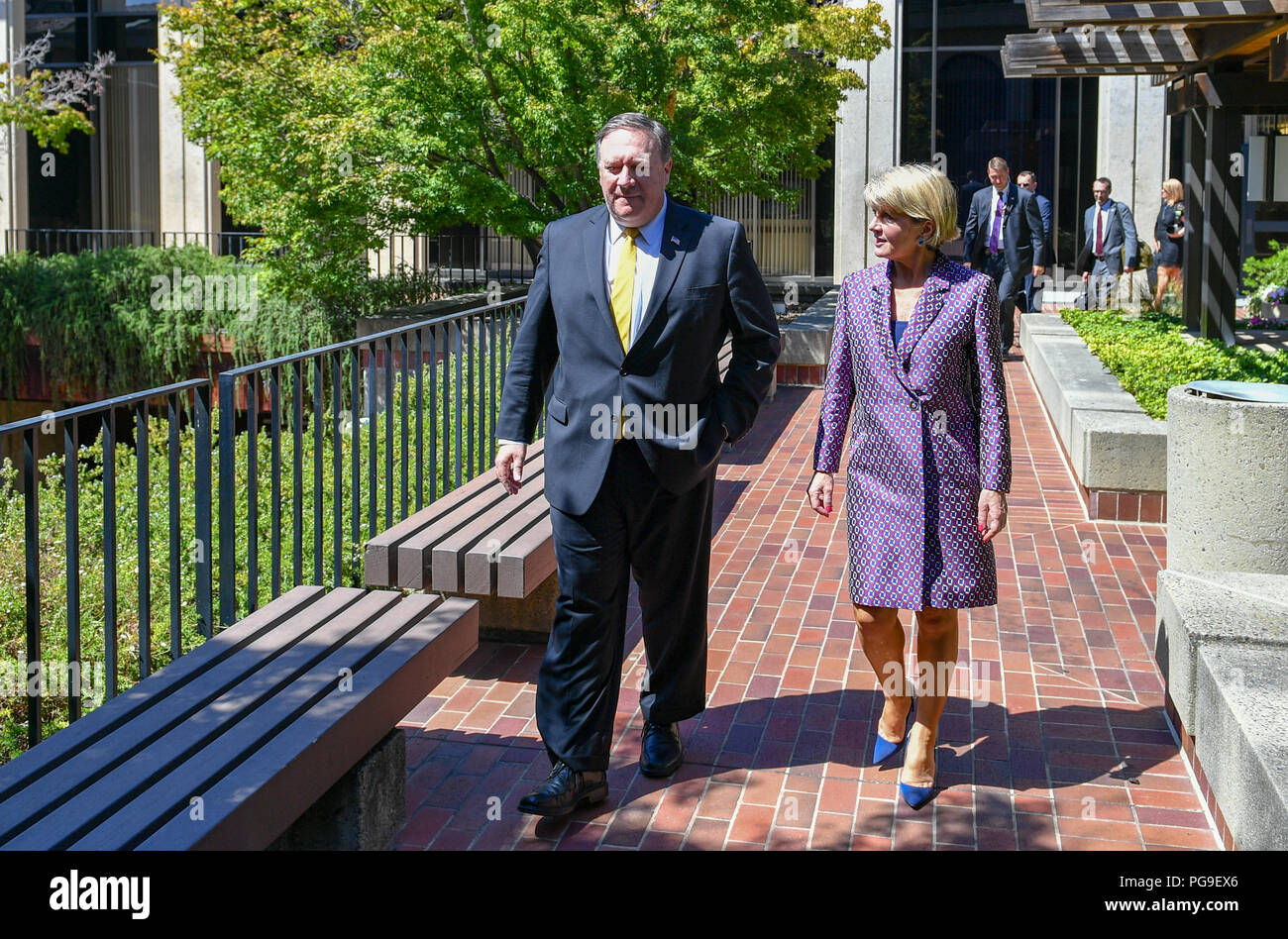 Us-Staatssekretär Michael R. Pompeo und australischen Außenminister Julie Bishop Spazieren gehen auf dem Campus der Stanford Universität in Palo Alto, Kalifornien, am 23. Juli 2018. Stockfoto