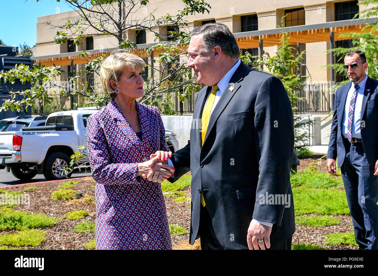 Us-Staatssekretär Michael R. Pompeo Chats mit dem australischen Außenminister Julie Bishop während einer Tournee der Campus der Stanford Universität in Palo Alto, Kalifornien, am 23. Juli 2018. Stockfoto