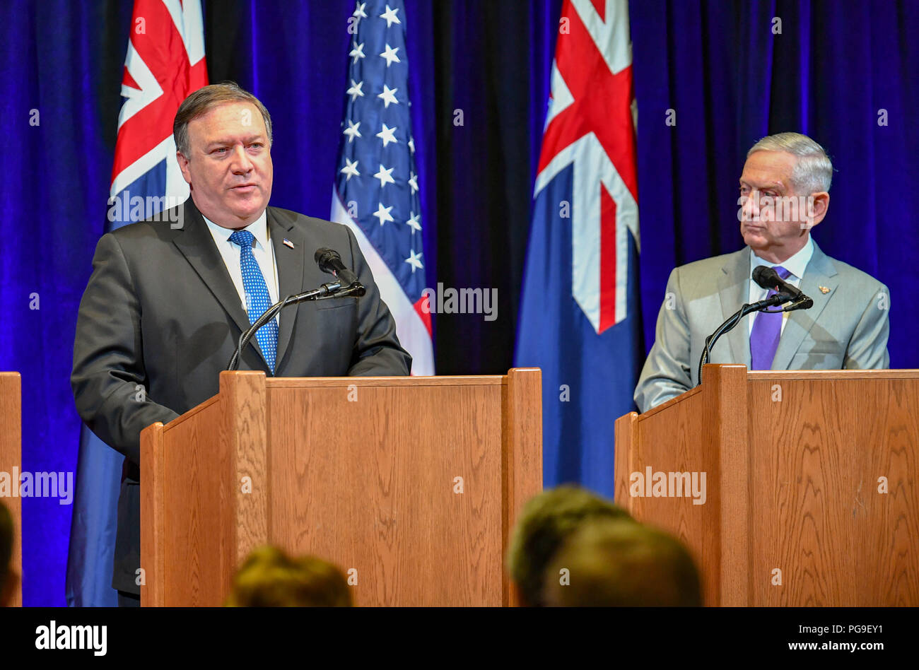 Us-Staatssekretär Michael R. Pompeo, US-Verteidigungsminister James Mattis, australische Außenminister Julie Bishop, und australischen Minister für Verteidigung Marise Payne in einem gemeinsamen drücken Sie die Verfügbarkeit an der Hoover Institution der Stanford University für die Australien teilnehmen - USA Konsultationen auf Ministerebene (Ausmin) in Palo Alto, Kalifornien, am 24. Juli 2018. Stockfoto