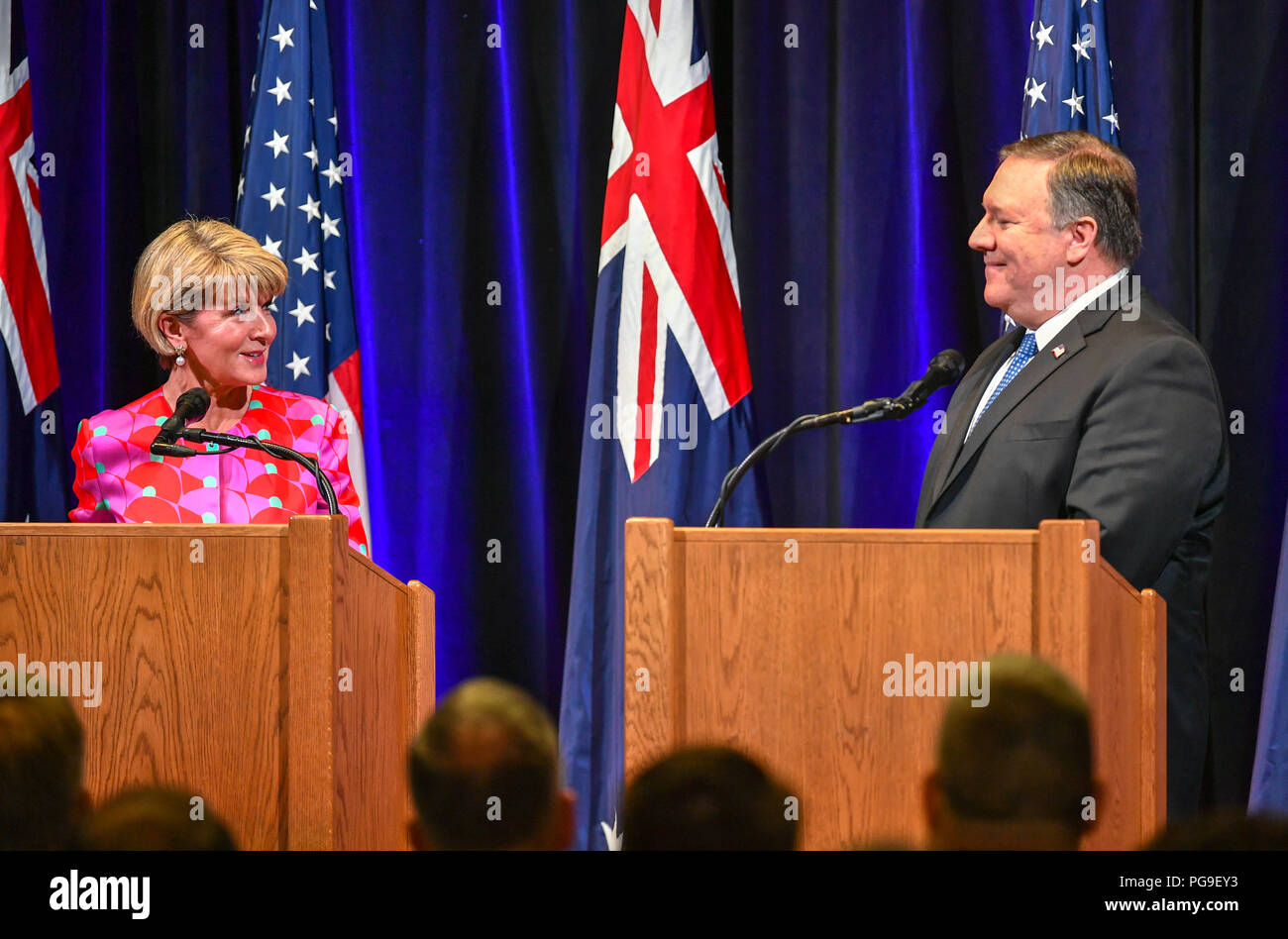 Us-Staatssekretär Michael R. Pompeo, US-Verteidigungsminister James Mattis, australische Außenminister Julie Bishop, und australischen Minister für Verteidigung Marise Payne in einem gemeinsamen drücken Sie die Verfügbarkeit an der Hoover Institution der Stanford University für die Australien teilnehmen - USA Konsultationen auf Ministerebene (Ausmin) in Palo Alto, Kalifornien, am 24. Juli 2018. Stockfoto