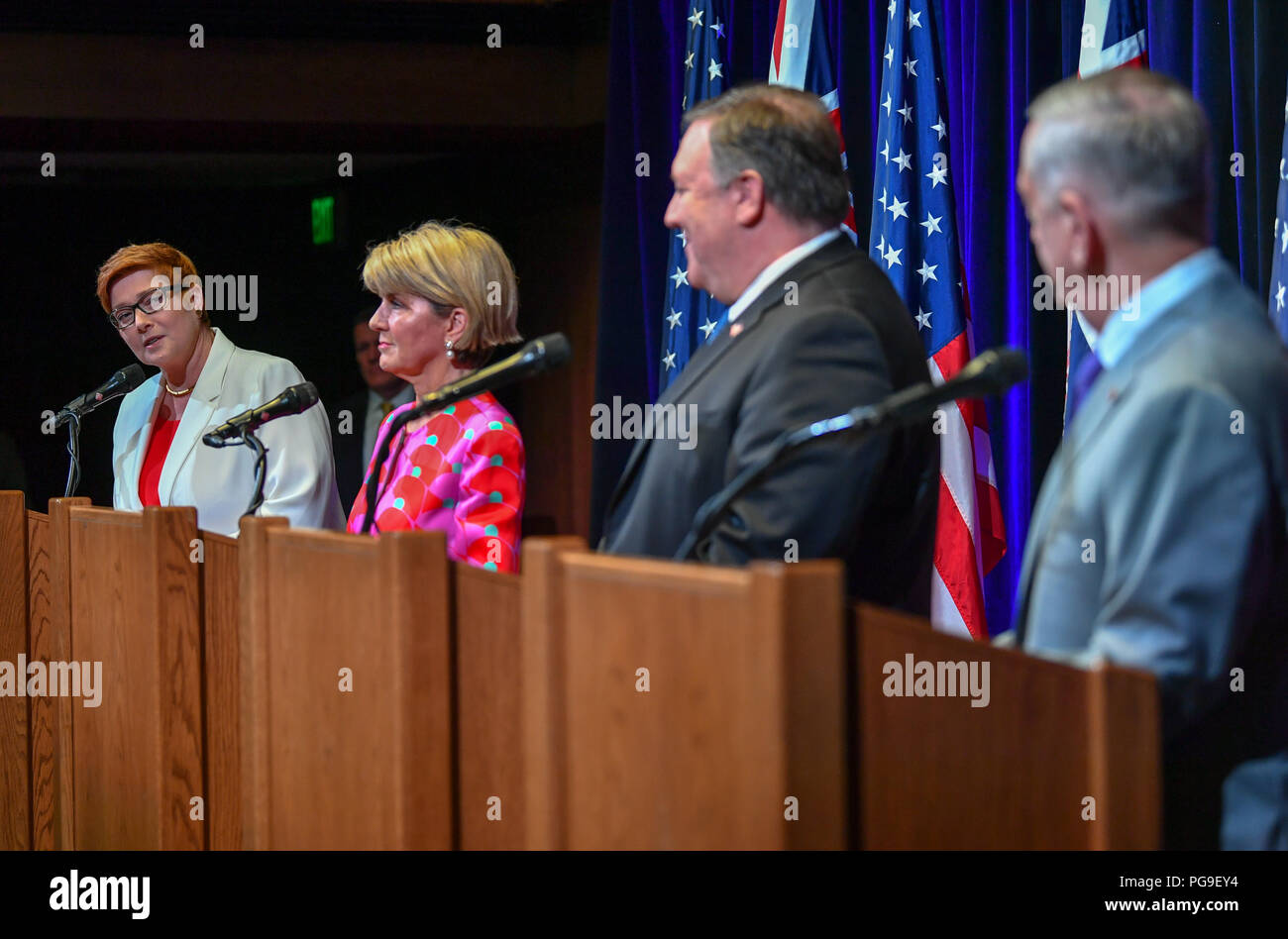 Us-Staatssekretär Michael R. Pompeo, US-Verteidigungsminister James Mattis, australische Außenminister Julie Bishop, und australischen Minister für Verteidigung Marise Payne in einem gemeinsamen drücken Sie die Verfügbarkeit an der Hoover Institution der Stanford University für die Australien teilnehmen - USA Konsultationen auf Ministerebene (Ausmin) in Palo Alto, Kalifornien, am 24. Juli 2018. Stockfoto
