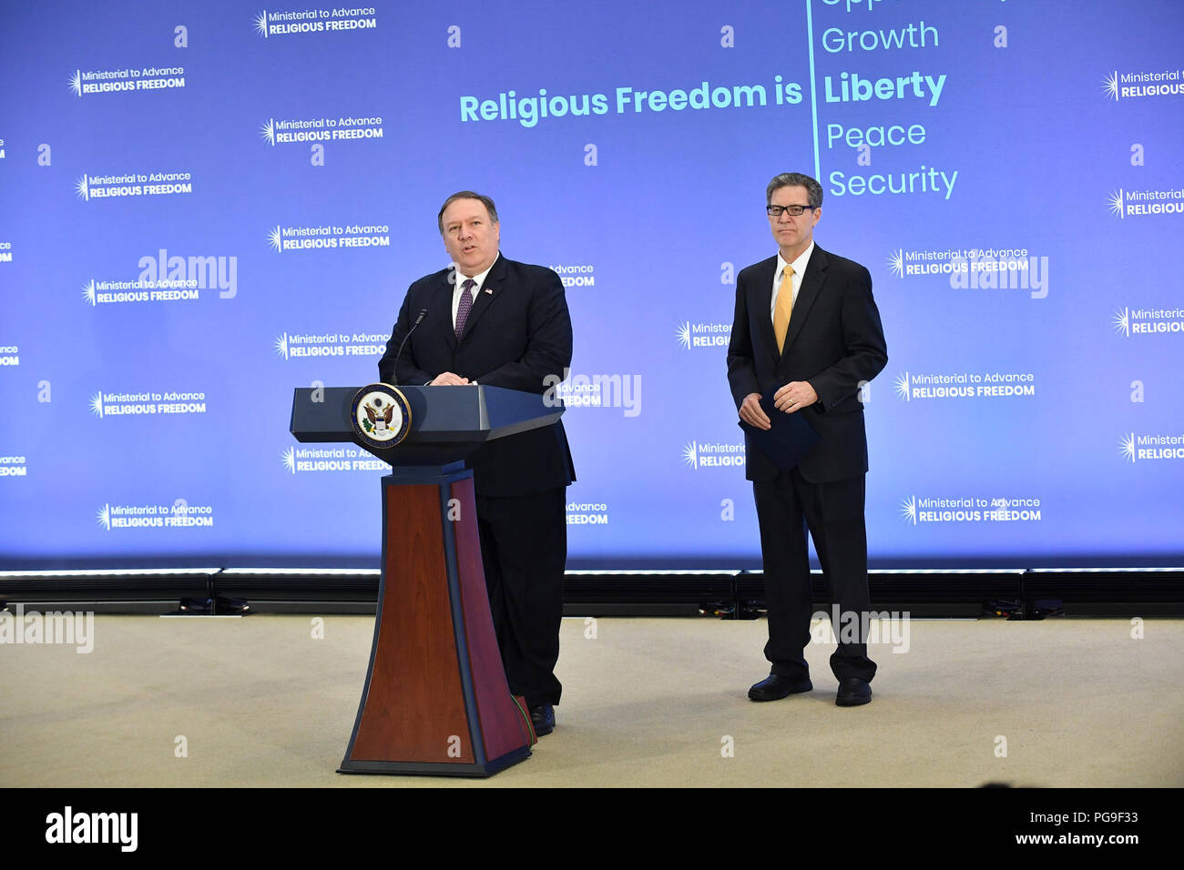Us-Staatssekretär Michael R. Pompeo liefert Schlusswort mit Botschafter Brownback auf der Ministerkonferenz zu Voraus Religionsfreiheit am 26. Juli 2018 des US-Außenministeriums, in Washington, D.C Stockfoto