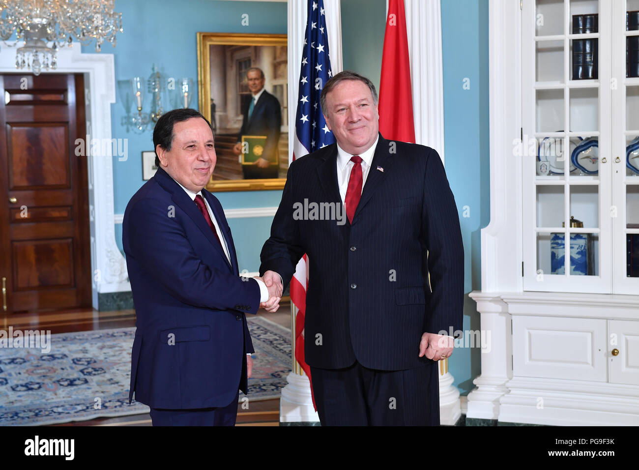 Sekretär Pompeo schüttelt Hände, mit der tunesischen Außenminister Khemaies Jhinaoui, an das State Department in Washington, D.C., am 27. Juli 2018. Stockfoto