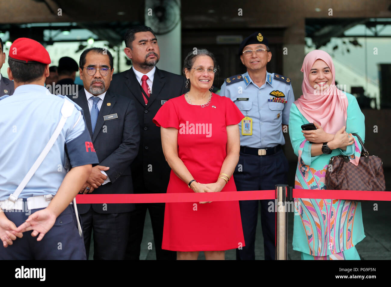 Staatssekretär Michael R. Pompeo kommt in Kuala Lumpur, Malaysia und wird durch Botschafter Lakhdhir, malaysische Greeters, Protokoll Offiziere, Dolmetscher begrüßt. Stockfoto