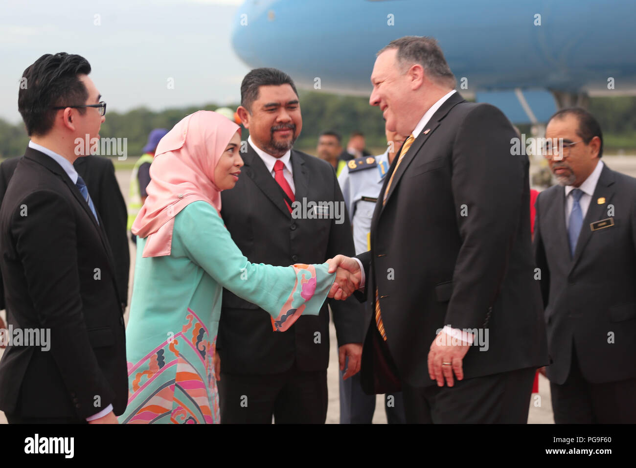 Staatssekretär Michael R. Pompeo kommt in Kuala Lumpur, Malaysia und wird durch Botschafter Lakhdhir, malaysische Greeters, Protokoll Offiziere, Dolmetscher begrüßt. Stockfoto