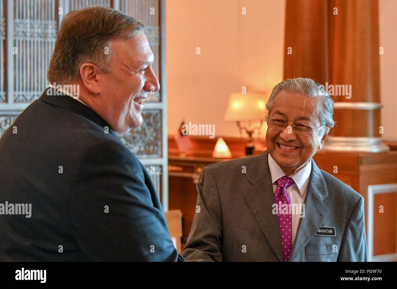 Staatssekretär Michael R. Pompeo erfüllt mit dem malaysischen Premierminister Tun Dr. Mahathir Mohamad im Büro des Premierministers in Putrajaya, Malaysia, am 3. August 2018. Stockfoto