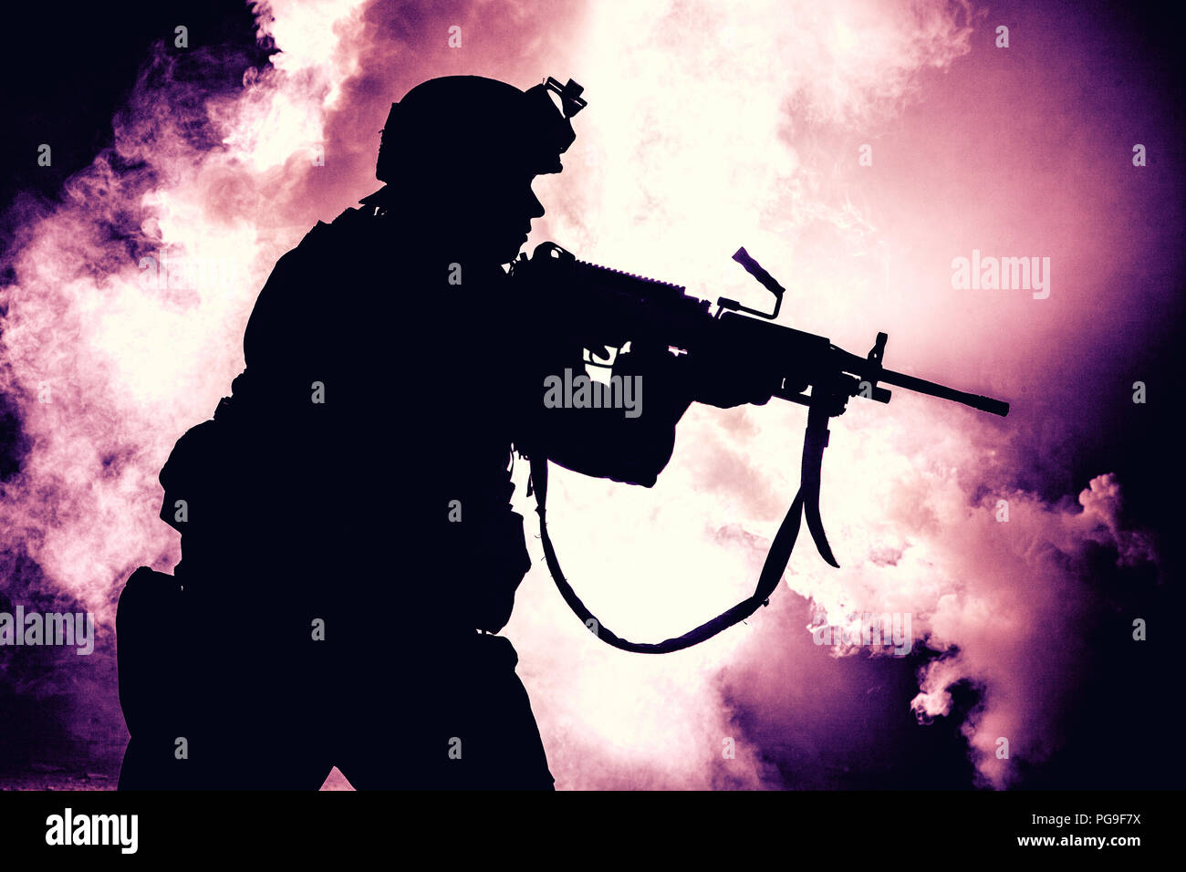 Soldaten Silhouette am Hintergrund der Brand explosion Stockfoto