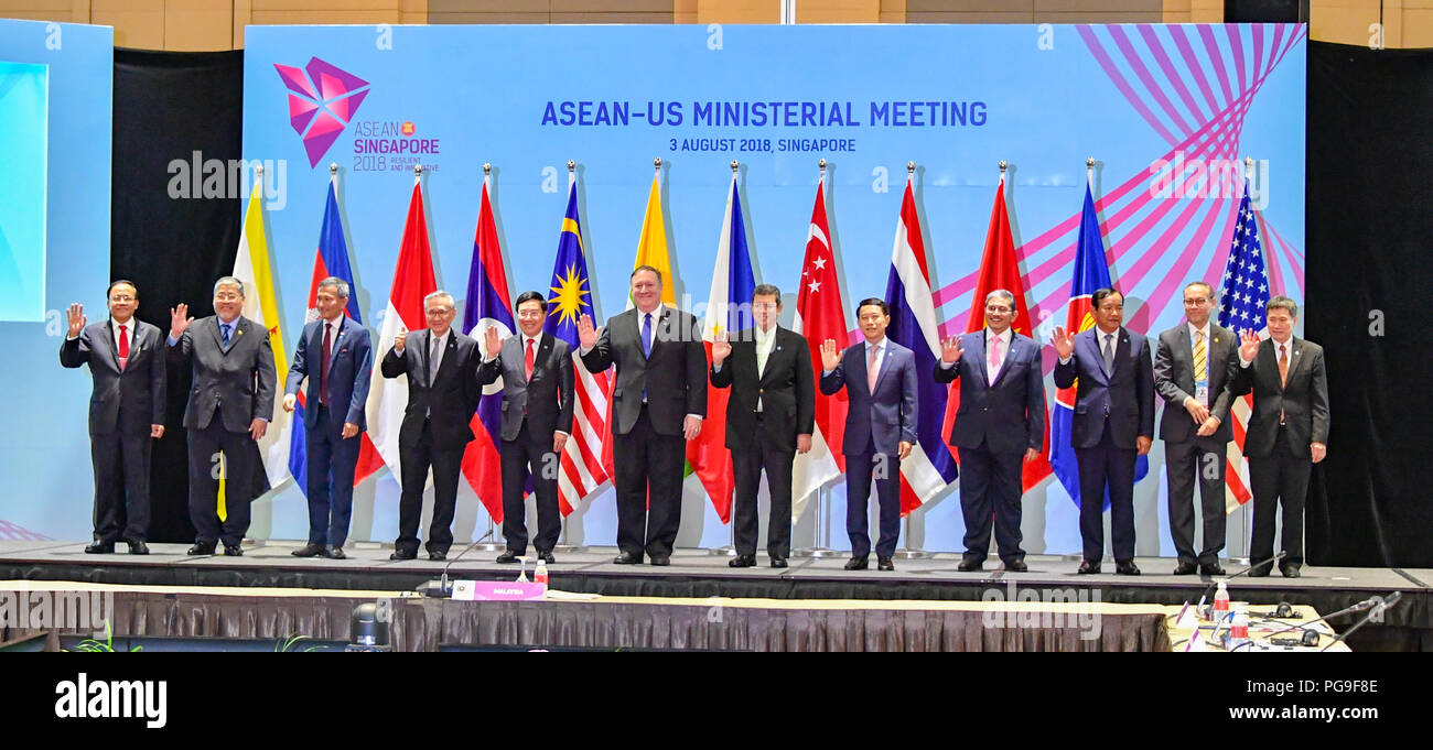Staatssekretär Michael R. Pompeo an der ASEAN-Ministertagung am 3. August 2018, Singapur. Durch Myanmar Internationale Zusammenarbeit Minister Kyaw Zinn, philippinische SOM Führer, Singapur Außenminister Vivian Balakrishnan, thailändischen Außenminister Don Pramudwinai, Vietnamesisch Stellvertretender Ministerpräsident und Außenminister Pham Binh Minh, US-Außenminister Mike Pompeo, Malaysischen Außenminister Abdullah Saifuddin, Lao Außenminister Saleumxay Kommasith, Brunei zweiter Minister für Auswärtige Angelegenheiten und Handel Erywan bin Pehin Yusof, Kambodschas Außenminister Sokhonn Prak, Indonesische SOM leader beigetreten und Stockfoto