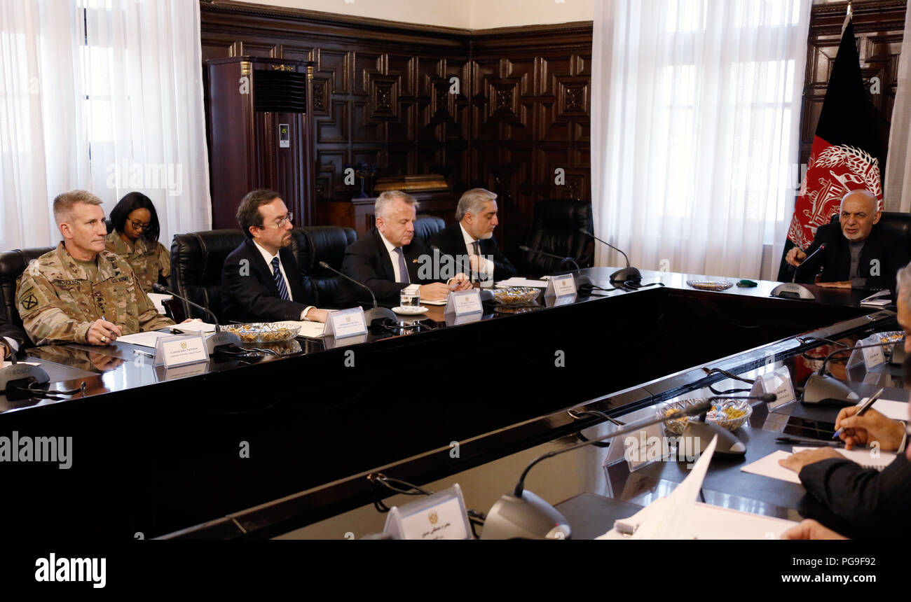 Stellvertretender Staatssekretär John Sullivan trifft mit US-Botschafter in Afghanistan, John Bass, Chief Executive der Islamischen Republik Afghanistan Dr. Abdullah Abdullah und der afghanische Präsident Ashraf Ghani in Kabul, Afghanistan am 30. Januar 2018. Stockfoto