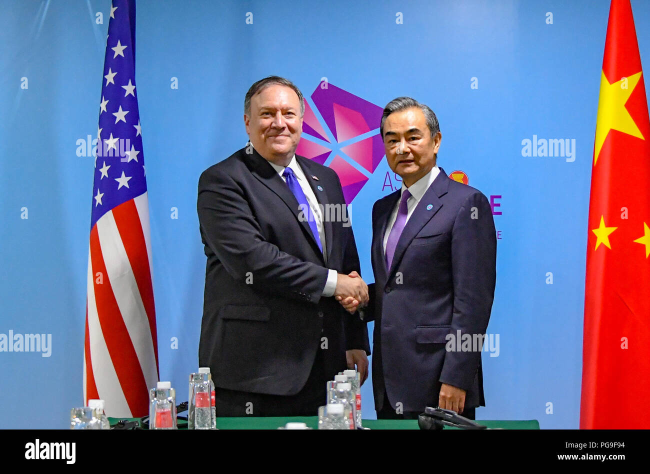 Staatssekretär Michael R. Pompeo schüttelt Hände mit chinesischen Außenminister Wang Yi an der ASEAN-Ministertagung am 3. August 2018, Singapur. Stockfoto