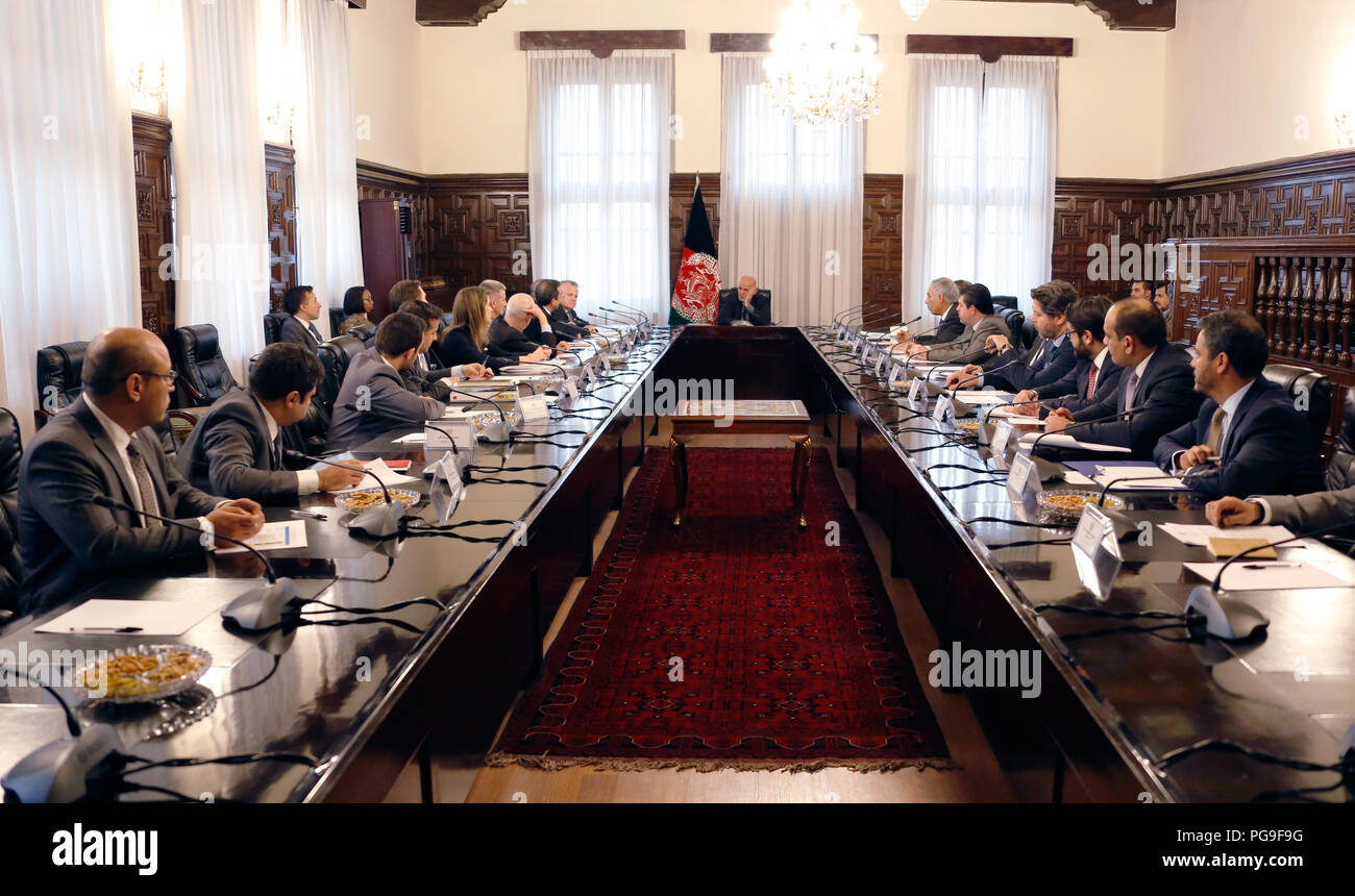 Stellvertretender Staatssekretär John Sullivan trifft mit US-Botschafter in Afghanistan, John Bass, Chief Executive der Islamischen Republik Afghanistan Dr. Abdullah Abdullah und der afghanische Präsident Ashraf Ghani in Kabul, Afghanistan am 30. Januar 2018. Stockfoto