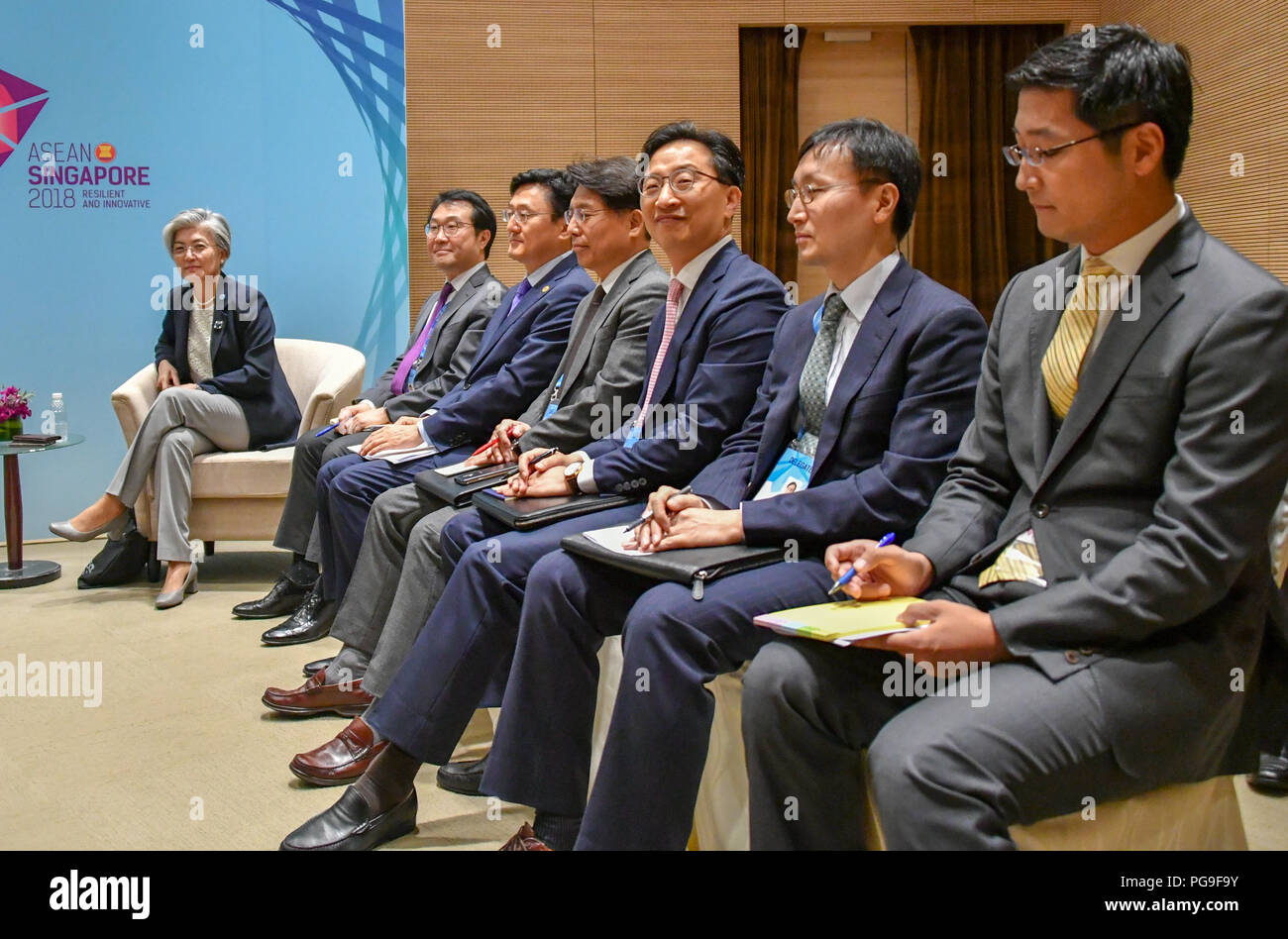 Staatssekretär Michael R. Pompeo spricht mit der Republik Korea der Außenminister Kyung-wha Kang an ASEAN 2018 Singapur, Singapur, 4. August 2018. Stockfoto