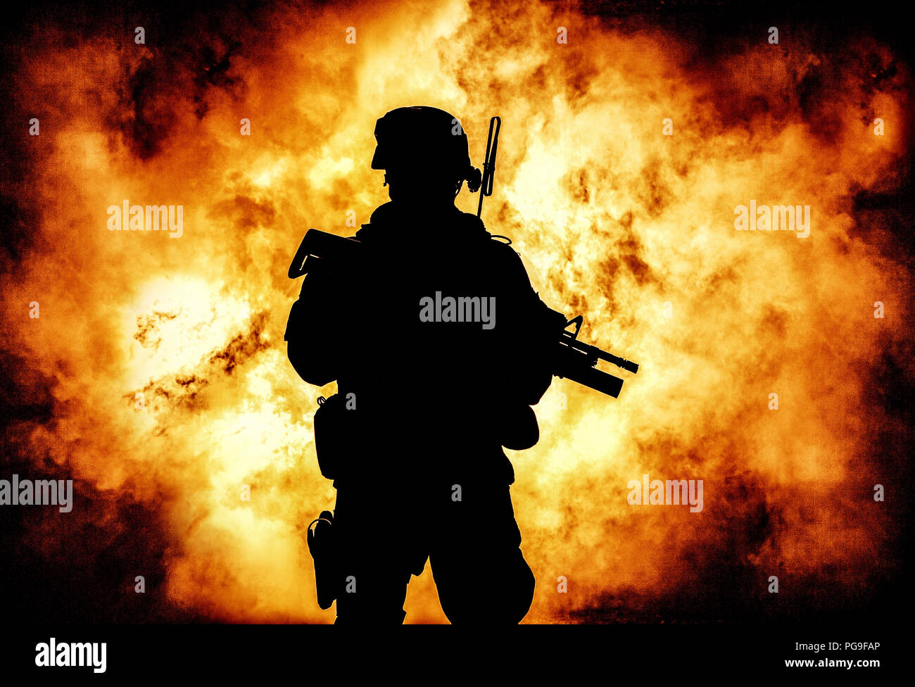 Soldaten Silhouette am Hintergrund der Explosion Stockfoto