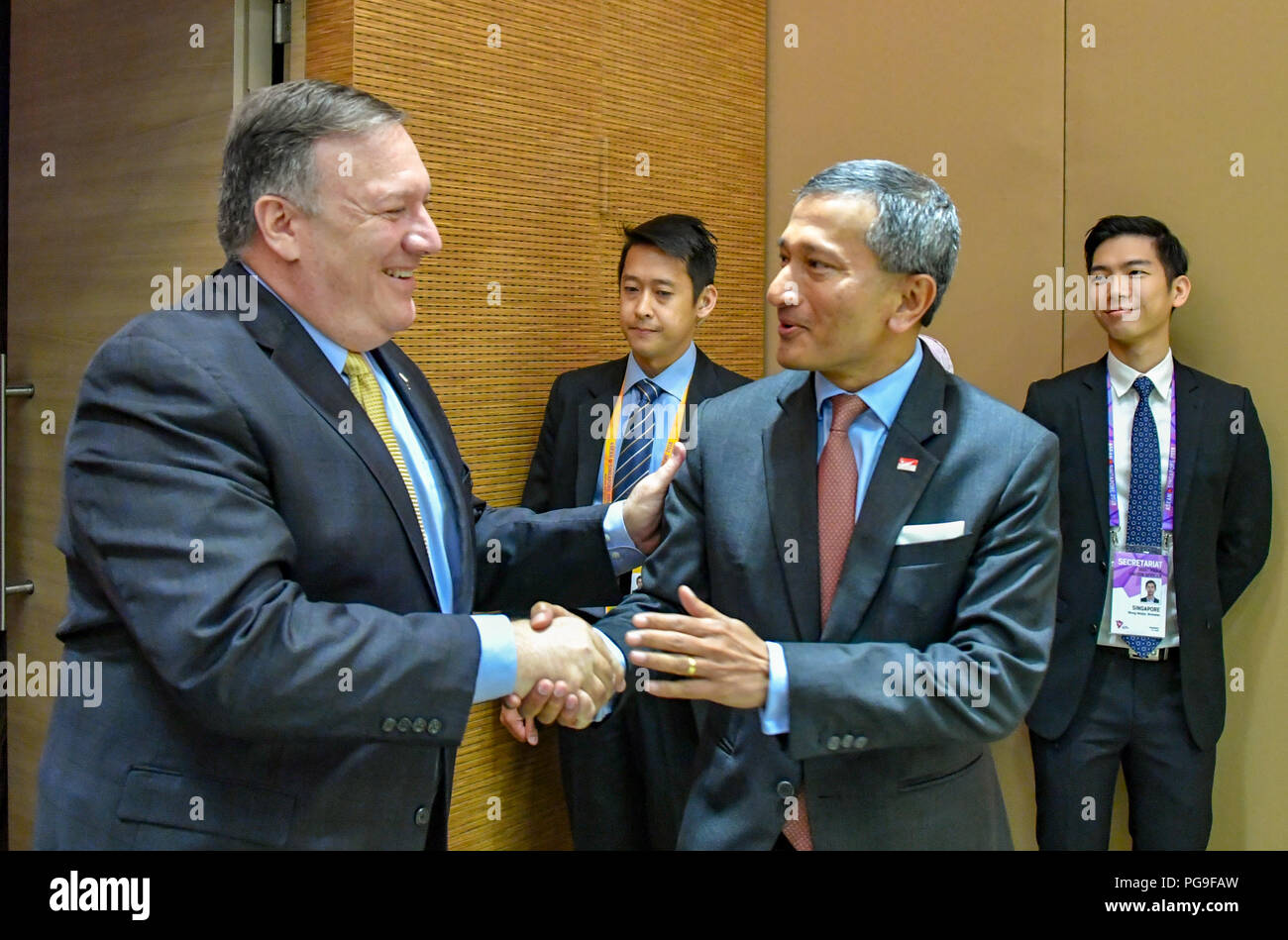 Staatssekretär Michael R. Pompeo schüttelt Hände mit Singaporean FM Balakrishnan auf ein Memorandum of Understanding unterzeichnet bei den ASEAN-Staaten in Singapur, Singapur, 4. August 2018. Stockfoto