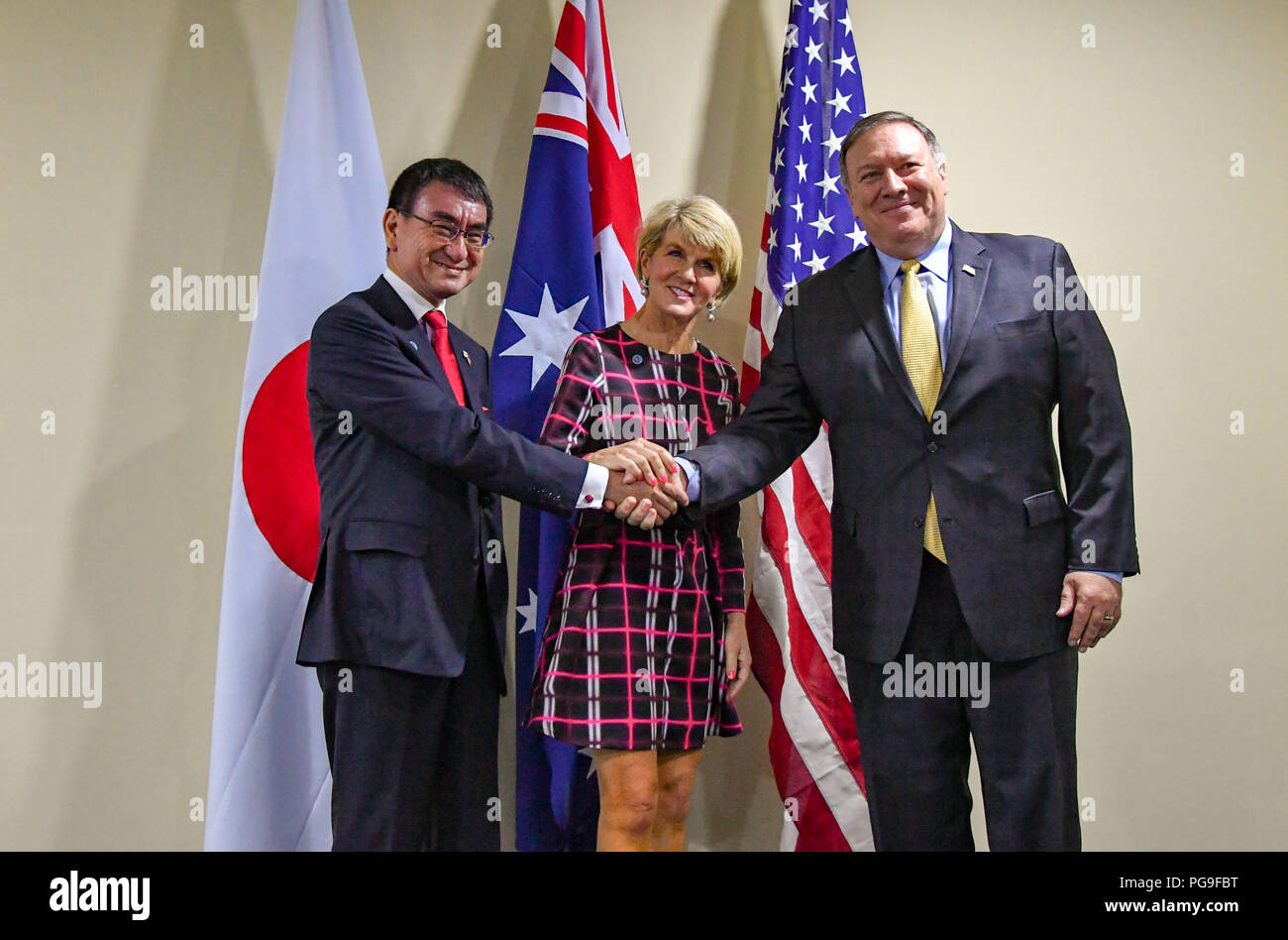 Staatssekretär Michael R. Pompeo verbindet einen trilateralen Strategischen Dialog australische Minister für Auswärtige Angelegenheiten Bischof und Japanische FM Kono an ASEAN in Singapur, Singapur, 4. August 2018. Stockfoto