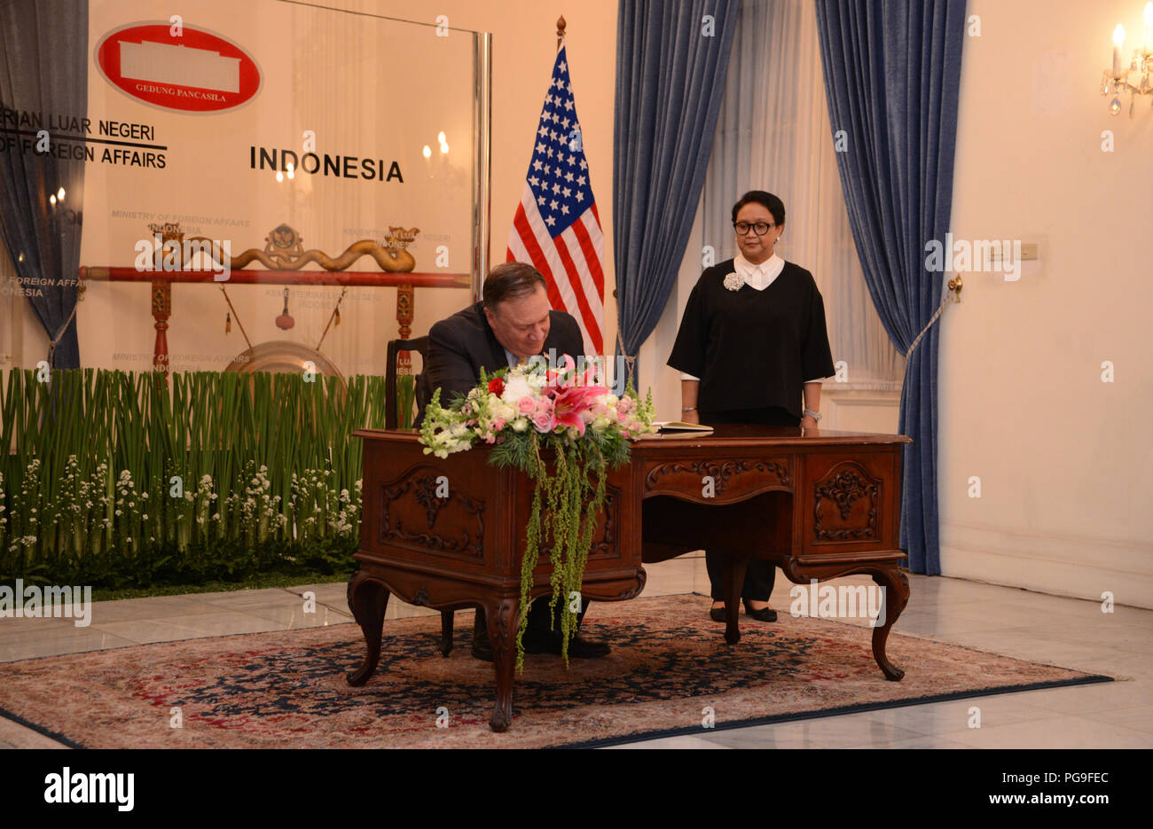 Staatssekretär Michael R. Pompeo erfüllt mit dem indonesischen Außenminister Retno Marsudi, in Jakarta, Indonesien, 4. August 2018. Stockfoto