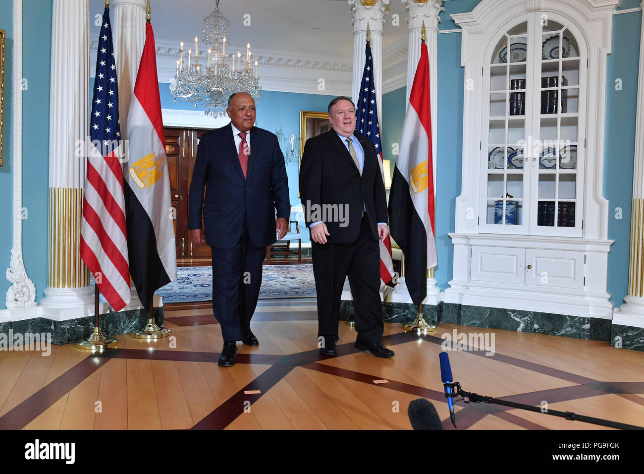 Staatssekretär Michael R. Pompeo hosts ein bilaterales Treffen mit dem ägyptischen Außenminister Sameh Shoukry, an der Abteilung Staat am 8. August 2018. Stockfoto