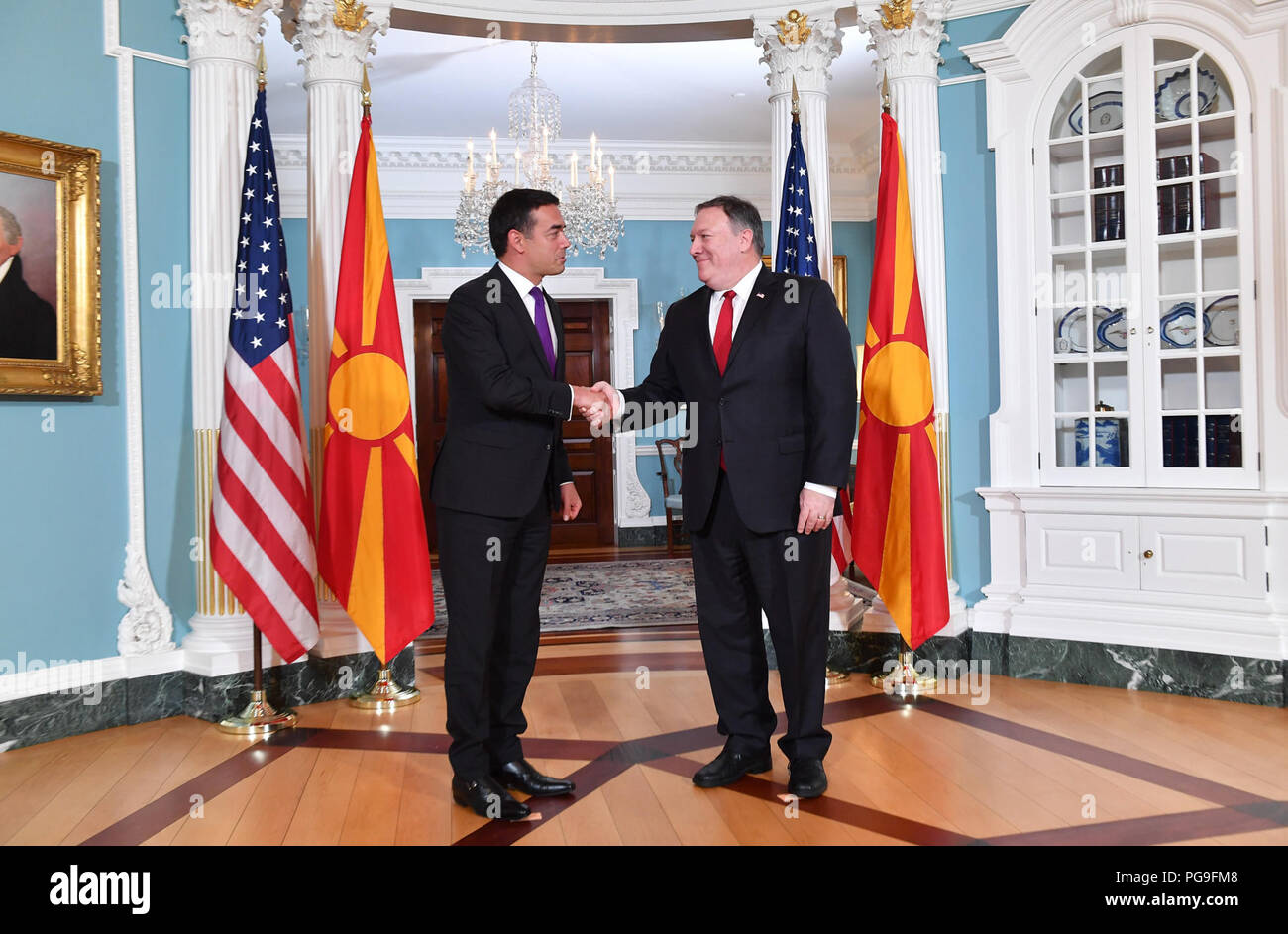 Staatssekretär Michael R. Pompeo schüttelt Hände mit mazedonischen Außenminister Nikola Dimitrov, vor Ihrer Sitzung an das State Department in Washington, DC am 21. August 2018. Stockfoto