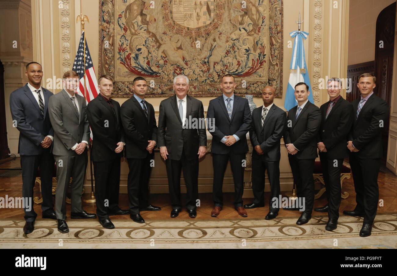 Us-Staatssekretär Rex Tillerson posiert für ein Foto mit US-Botschaft Argentinien Marine Loslösung in Buenos Aires, Argentinien, am 4. Februar 2018. Stockfoto