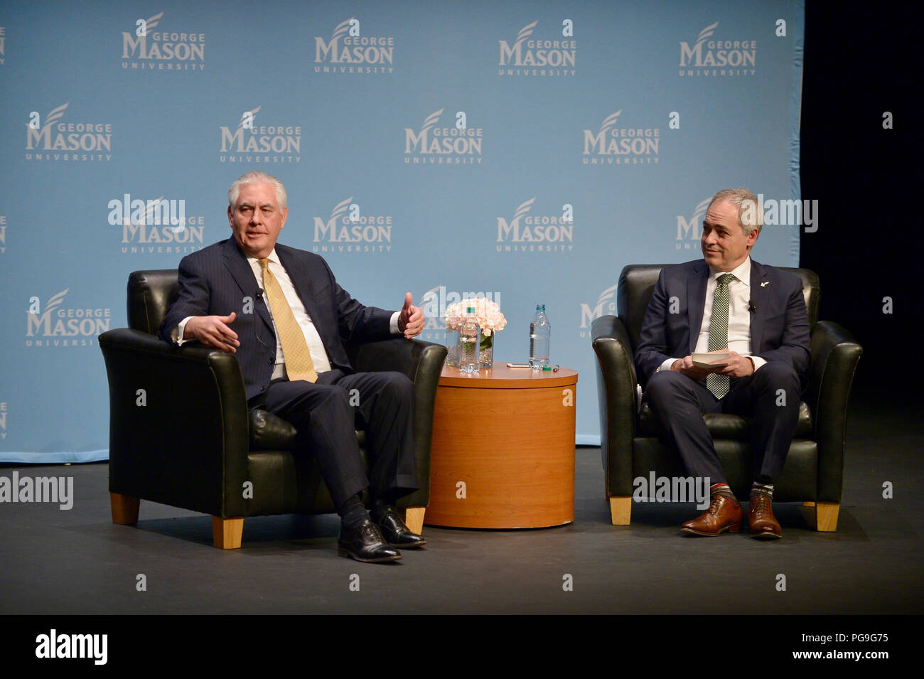 Us-Staatssekretär Rex Tillerson beteiligt sich an einem Q&amp; eine Sitzung mit der George Mason University Präsident, Angel Cabrera an der George Mason University in Fairfax, Virginia am 6. März 2018. Stockfoto