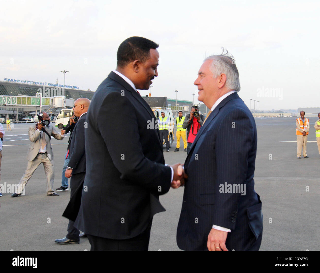 Us-Staatssekretär Rex Tillerson ist durch Äthiopische Außenminister Workneh Gebeyehu nach Gepäckablagefächer über den Sitzen in Bole International Airport in Addis Abeba, Äthiopien am 7. März 2018 begrüßt. Stockfoto