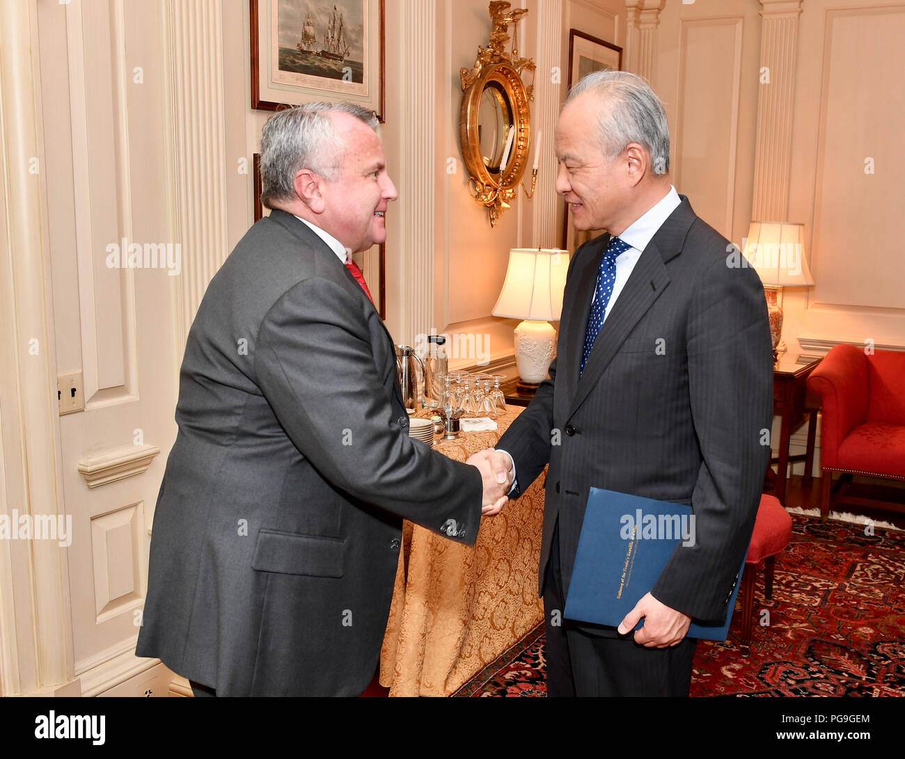 Die Außenminister John Sullivan grüßt Chinesischen Botschafter in den Vereinigten Staaten Cui Tiankai vor Ihrer Sitzung des US-Außenministeriums, in Washington, D.C. am 4. April 2018. Stockfoto