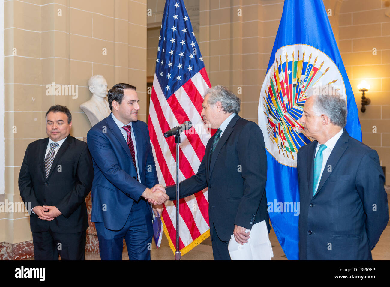 Neu vereidigten US-Botschafter bei der Organisation Amerikanischer Staaten (OAS) Carlos Trujillo präsentiert seine Anmeldeinformationen für OAS-Generalsekretär Luis Almagro am 5. April 2018. Stockfoto