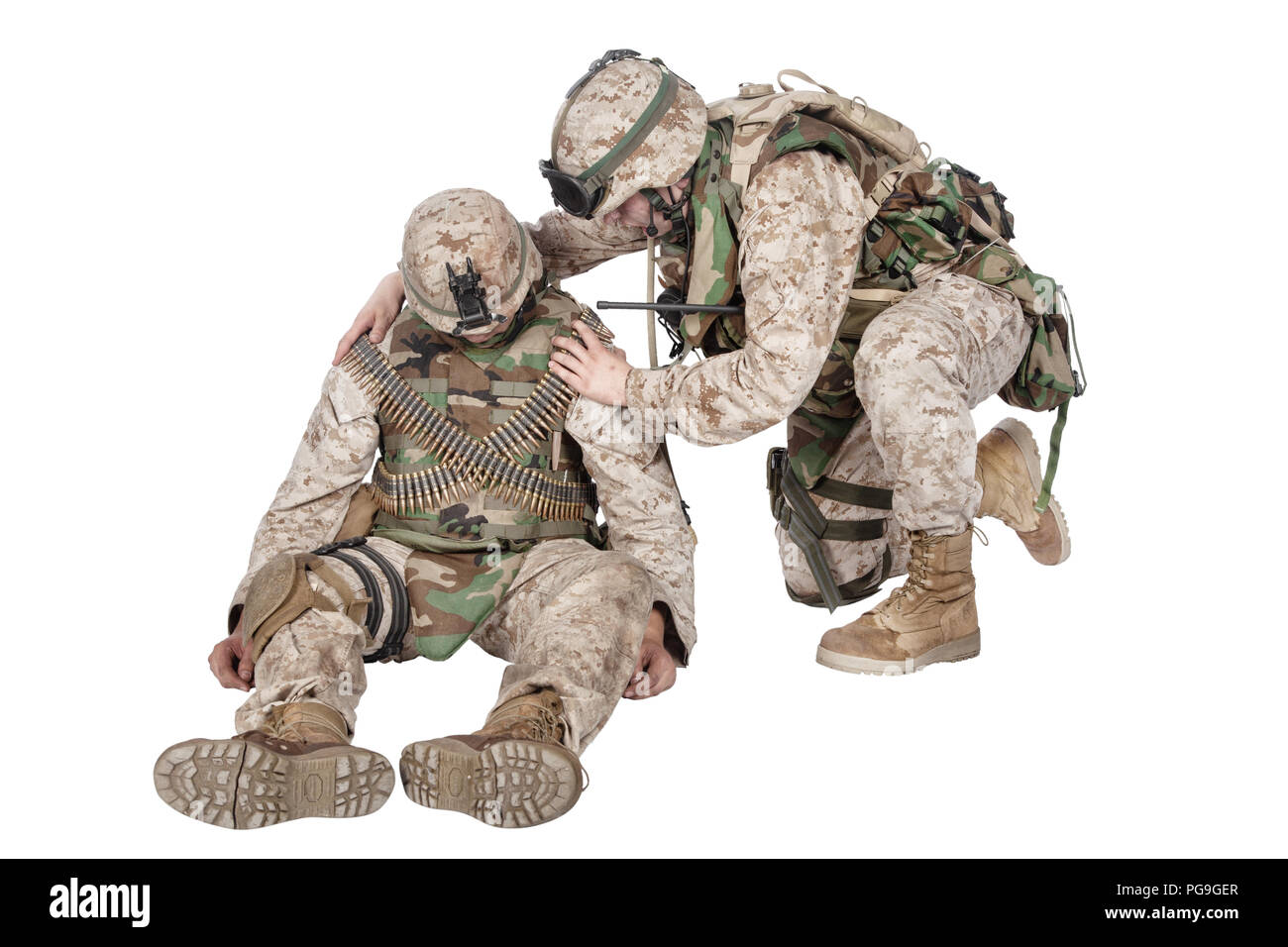 Soldat beugte sich über verwundeten Bruder in die Arme Stockfoto