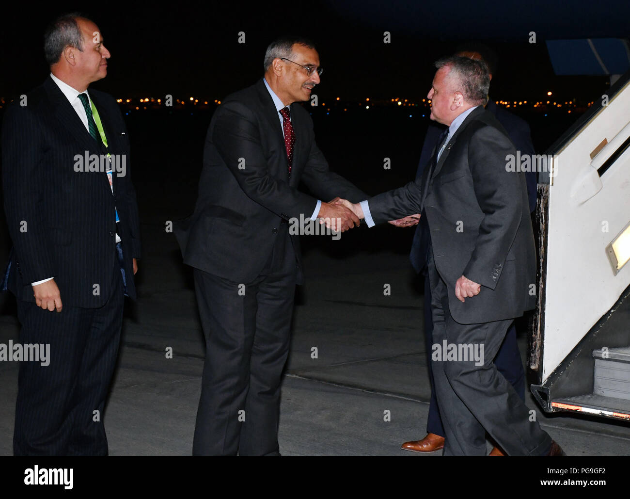 Die Außenminister John Sullivan ist durch US-Botschafter Krishna R. Urs und peruanischen Außenminister Augusto Bazán in Lima, Peru, das am 11. April 2018 begrüßt. Stockfoto