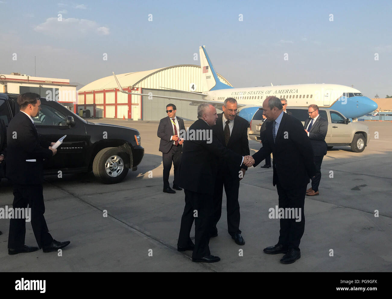 Die Außenminister John Sullivan verabschiedet sich von US-Botschafter in Peru Krishna R. Urs bei der Abreise aus Lima, Peru am 14. April 2018. Stockfoto
