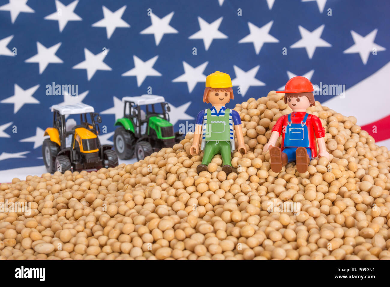 Amerikanische Flagge mit Blocklagerung Sojabohnen. Metapher US-China trade Krieg, China trade Tarife, US-Sojabohnen Landwirtschaft, amerikanische Landwirte, Soja Ware Stockfoto
