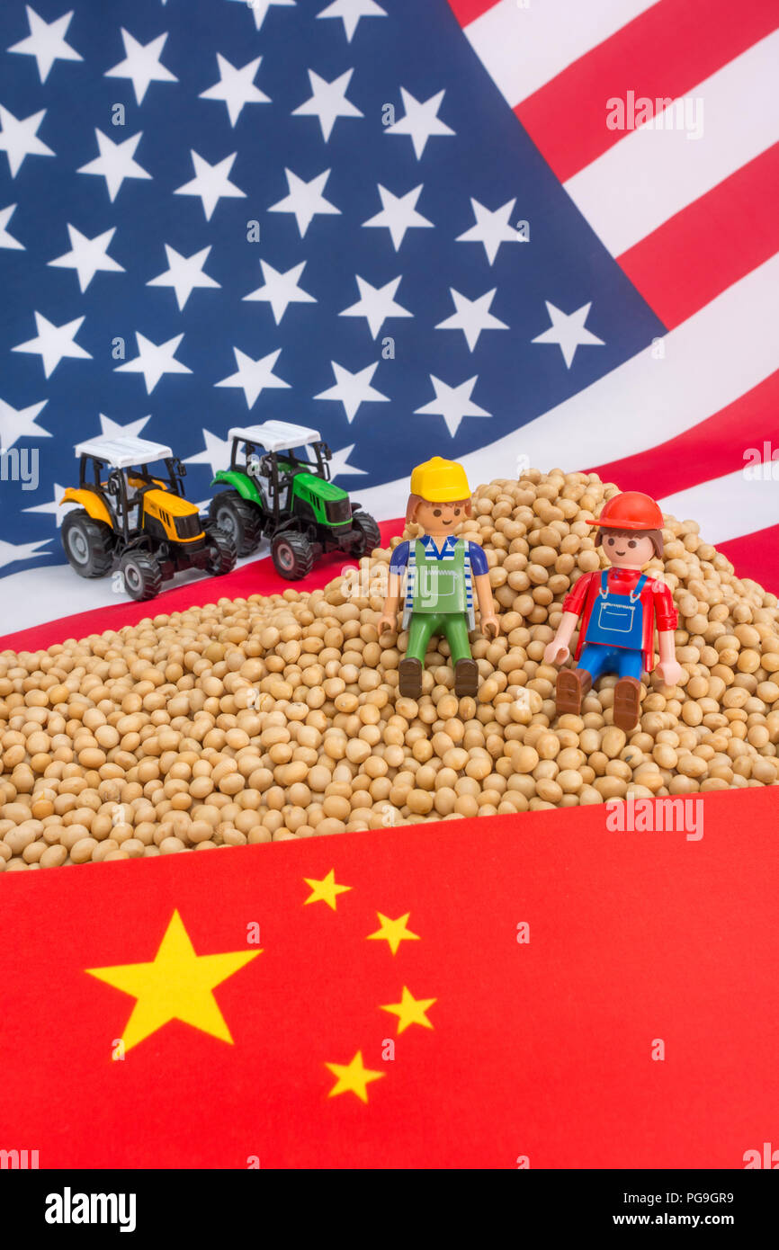 Amerikanische Flagge mit Blocklagerung Sojabohnen. Metapher US-China trade Krieg, China trade Tarife, US-Sojabohnen Landwirtschaft, amerikanische Landwirte, Soja Ware Stockfoto