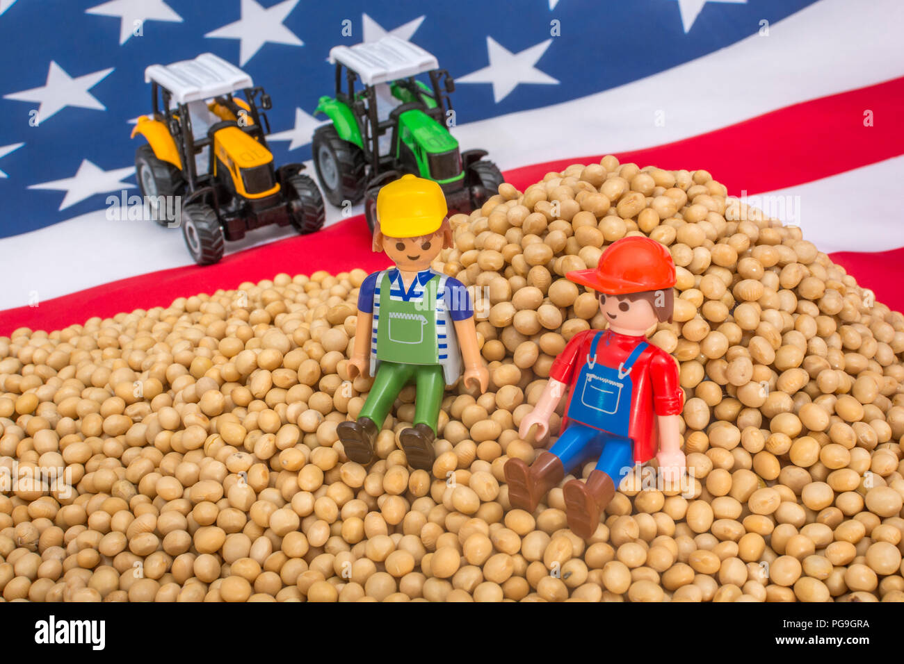 Amerikanische Flagge mit Blocklagerung Sojabohnen. Metapher US-China trade Krieg, China trade Tarife, US-Sojabohnen Landwirtschaft, amerikanische Landwirte, Soja Ware Stockfoto