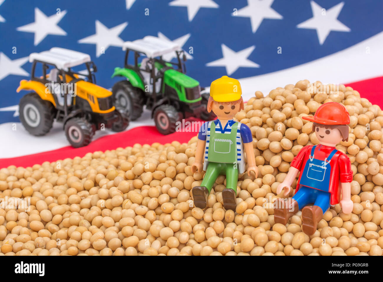 Amerikanische Flagge mit Blocklagerung Sojabohnen. Metapher US-China trade Krieg, China trade Tarife, US-Sojabohnen Landwirtschaft, amerikanische Landwirte, Soja Ware Stockfoto