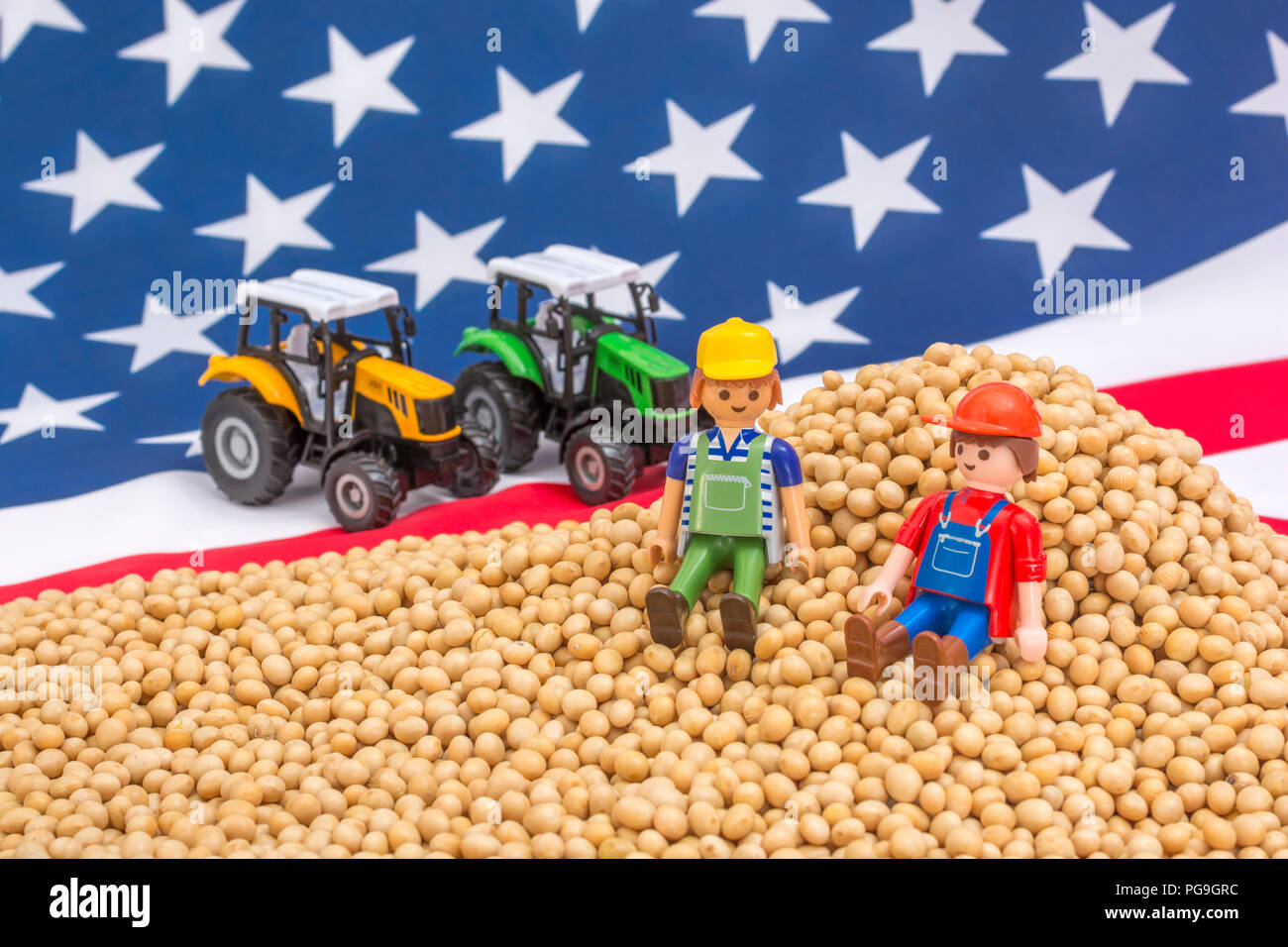 Amerikanische Flagge mit Blocklagerung Sojabohnen. Metapher US-China trade Krieg, China trade Tarife, US-Sojabohnen Landwirtschaft, amerikanische Landwirte, Soja Ware Stockfoto