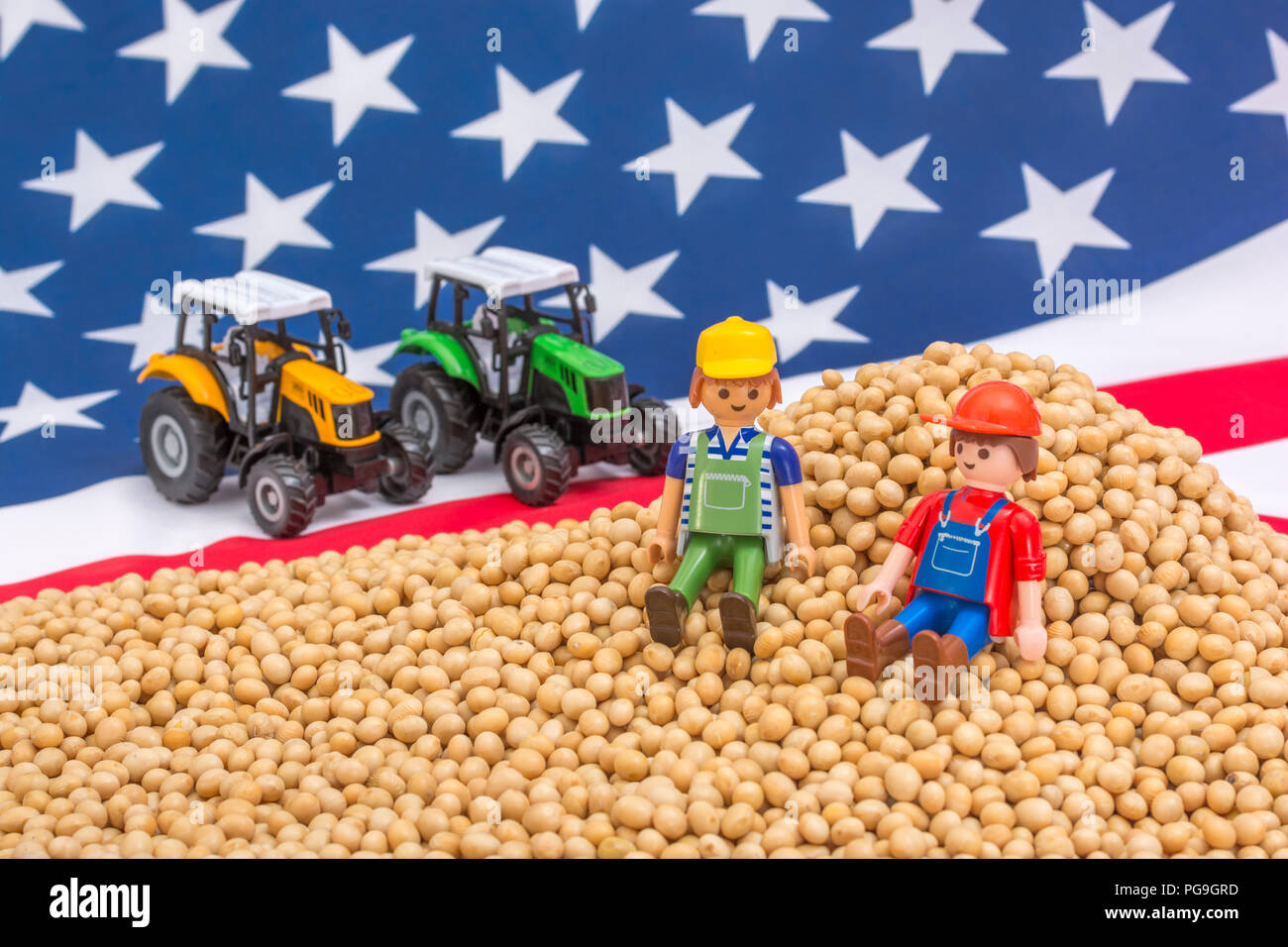 Amerikanische Flagge mit Blocklagerung Sojabohnen. Metapher US-China trade Krieg, China trade Tarife, US-Sojabohnen Landwirtschaft, amerikanische Landwirte, Soja Ware Stockfoto
