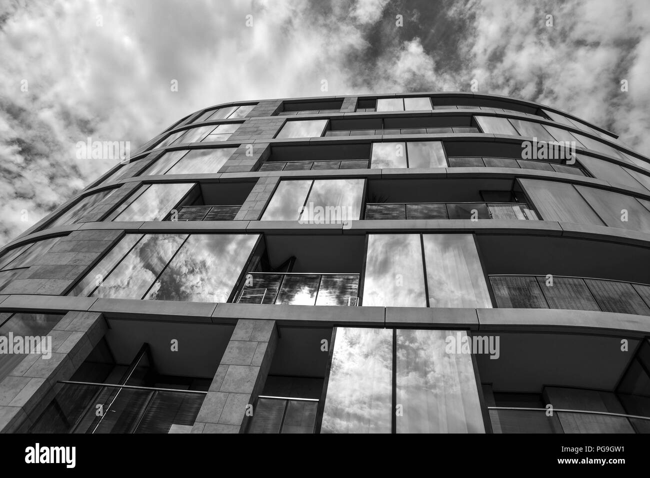 Gebäude aus Glas Licht in schwarz und weiß reflektierenden Stockfoto