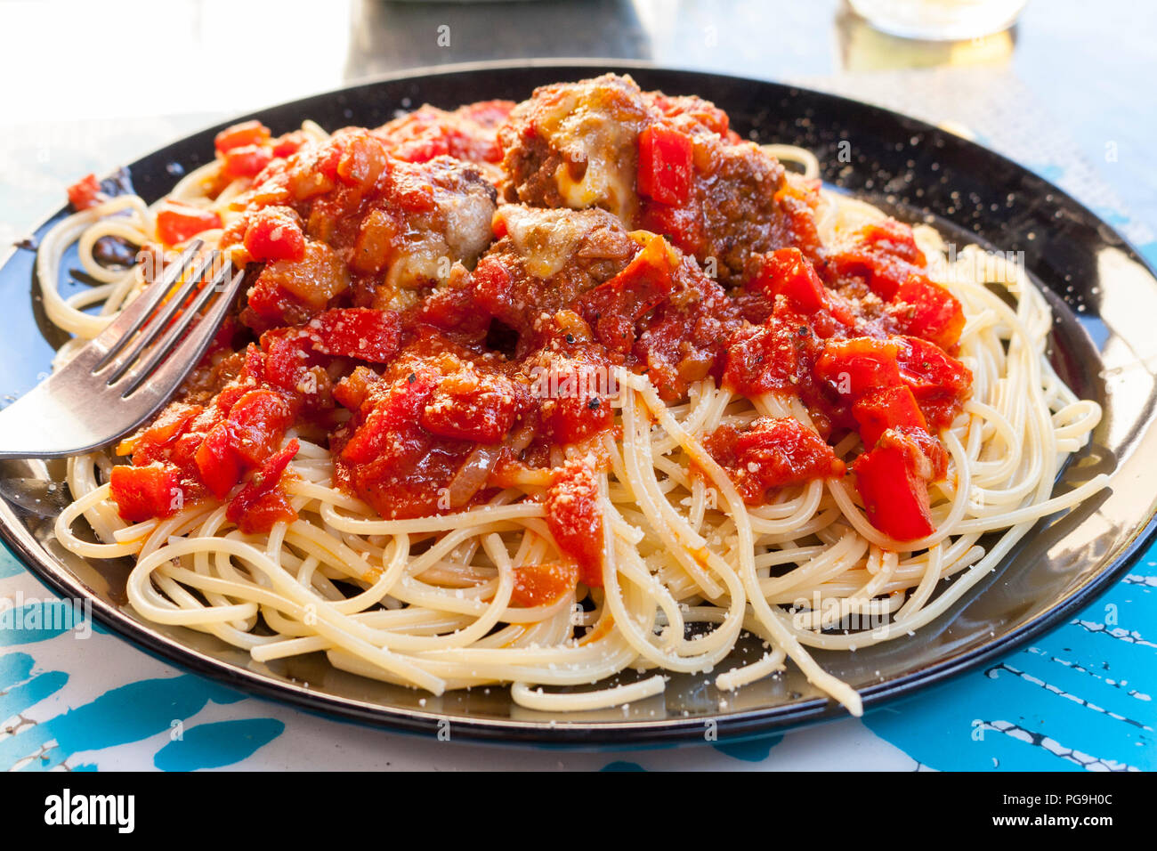 Hausgemachte Frikadellen und Spaghetti auf einer schwarzen Platte Stockfoto