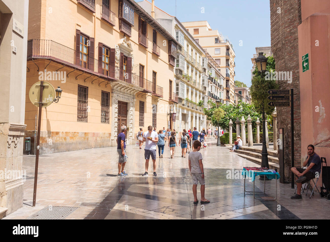Ein Blick auf die Calle Cister mit Menschen und Touristen entlang, Malaga, Spanien Stockfoto