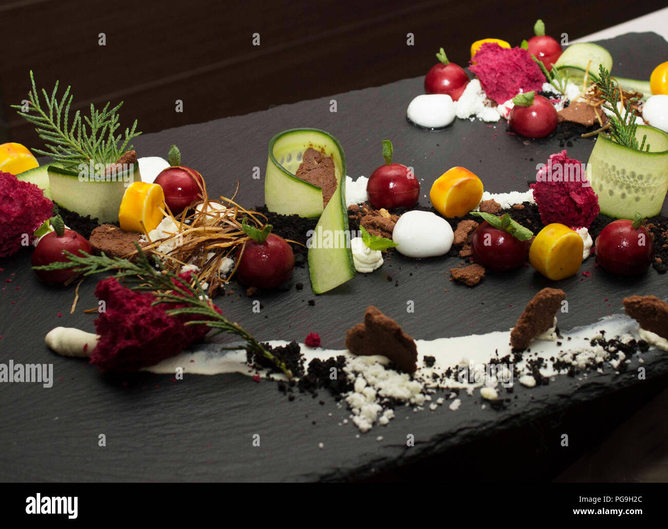 Gourmet Buffet mit molekulare Küche, Gurken, rote Beete Mousse Stockfoto