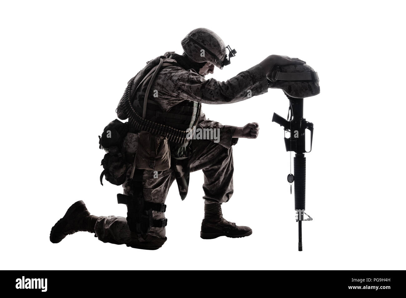 Traurig Soldat kniend, weil der Freund Tod Stockfoto