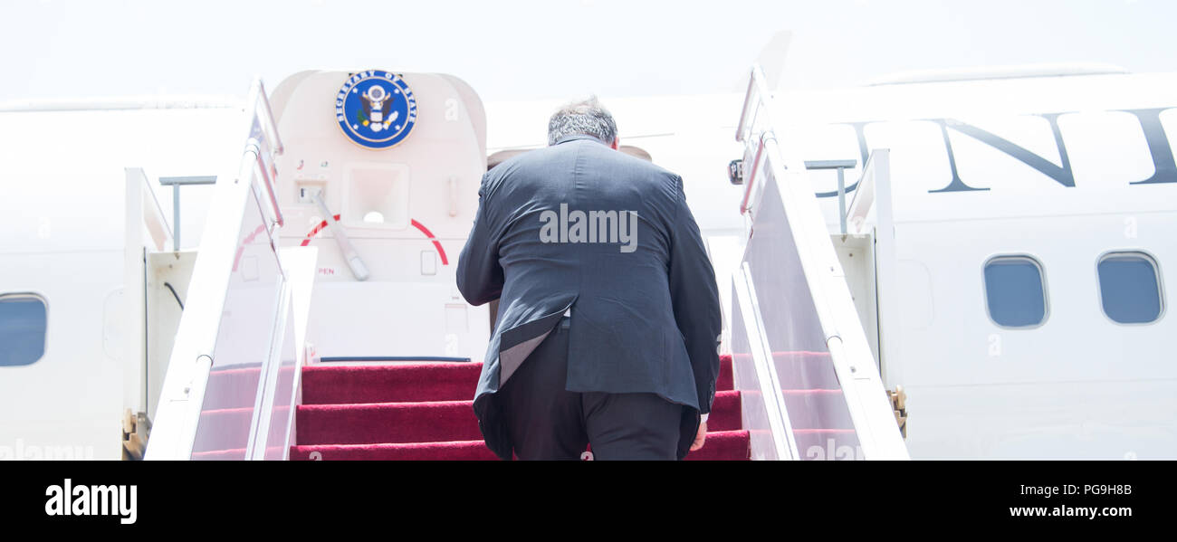 Us-Staatssekretär Mike Pompeo fährt Riad, Saudi-Arabien am 29. April 2018 Nach dem Treffen mit den saudischen König Salman Bin Abdulaziz Al Saud und der saudische Außenminister Adel al-Jubeir. Stockfoto