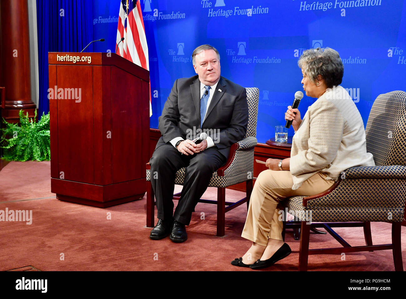 Us-Staatssekretär Mike Pompeo beteiligt sich an einem Q&AMP;A, nachdem er in einer Rede, "Nach dem Deal: Ein neuer Iran Strategie", bei der Heritage Foundation in Washington, D.C, am 21. Mai 2018. Stockfoto