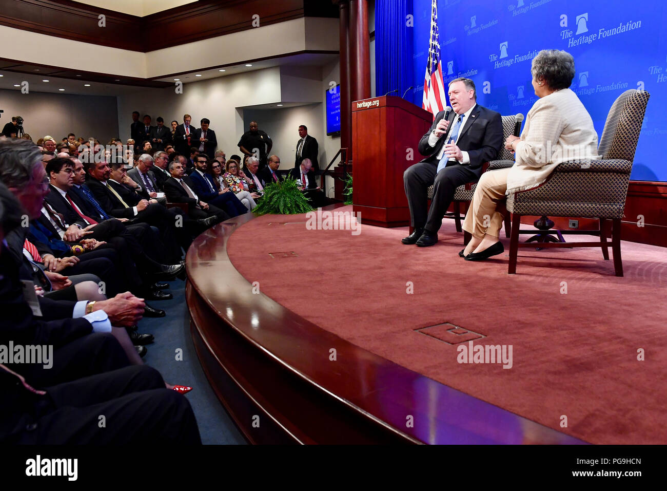 Us-Staatssekretär Mike Pompeo beteiligt sich an einem Q&AMP;A, nachdem er in einer Rede, "Nach dem Deal: Ein neuer Iran Strategie", bei der Heritage Foundation in Washington, D.C, am 21. Mai 2018. Stockfoto