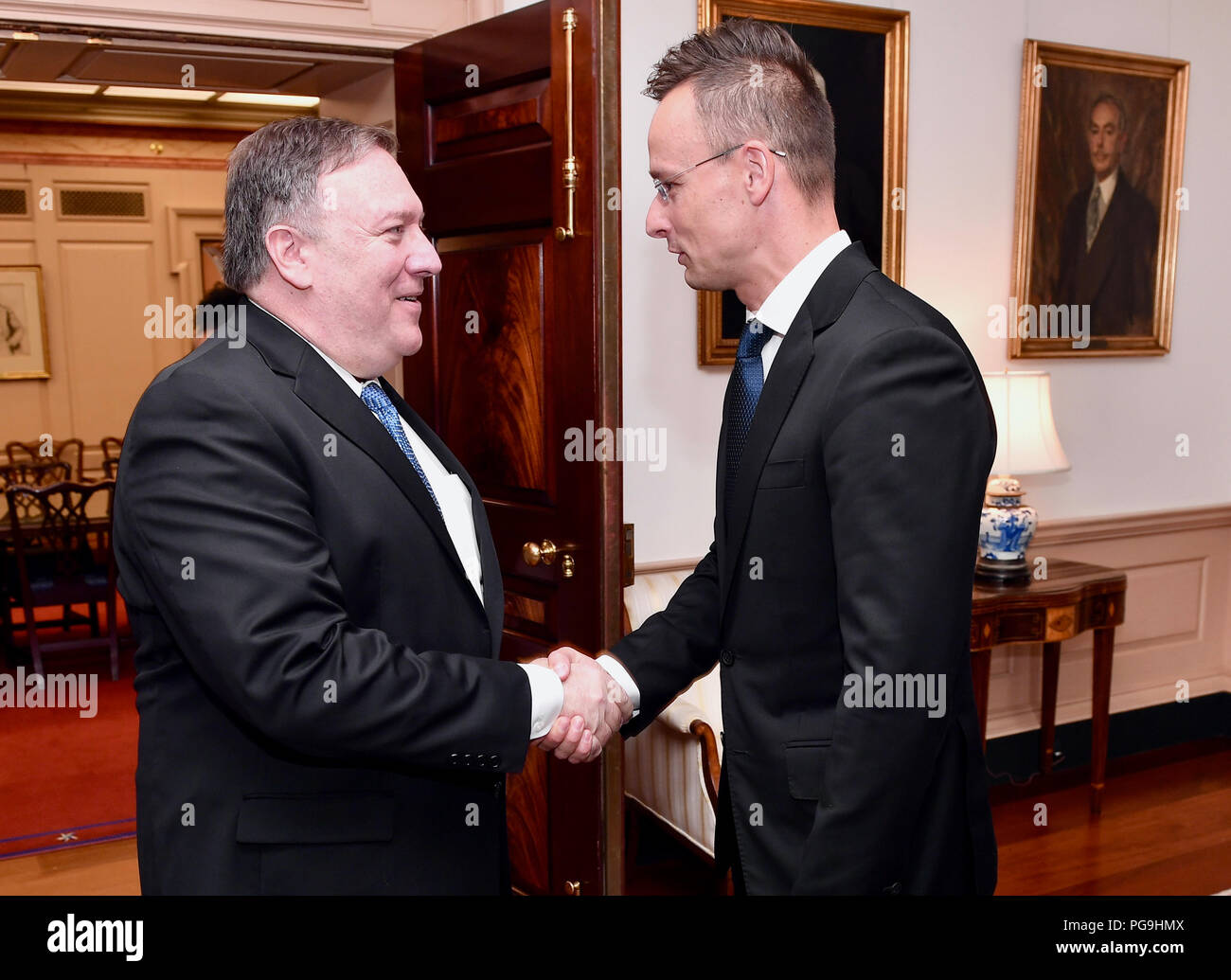 Us-Staatssekretär Mike Pompeo begrüßt ungarische Außenminister Peter Szijjarto an das US-Außenministerium in Washington, D.C., am 30. Mai 2018. Stockfoto