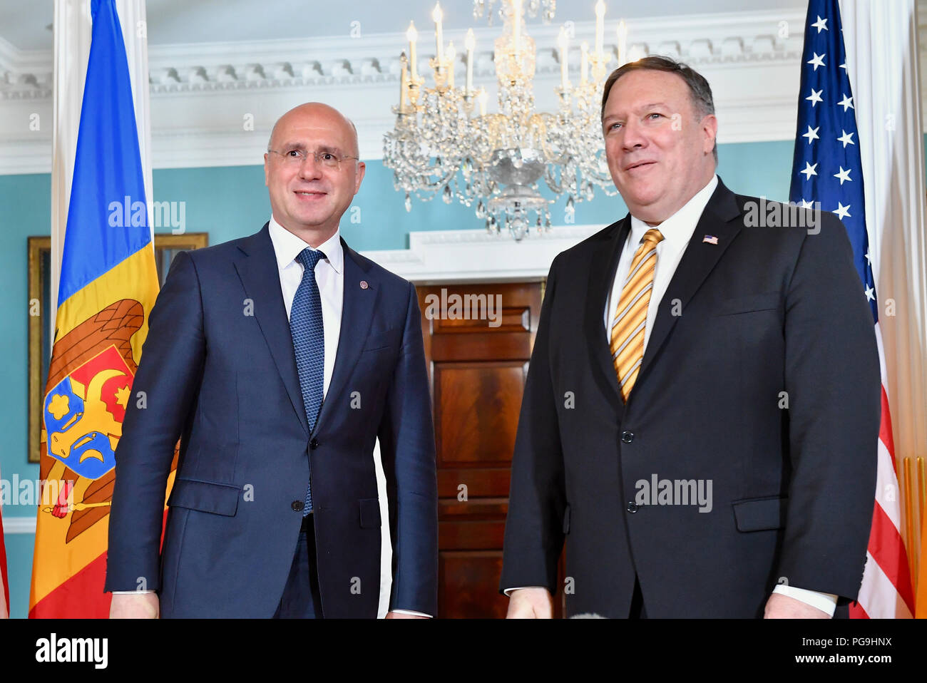 Us-Staatssekretär Michael R. Pompeo begrüßt moldauischen Ministerpräsidenten Pavel Filip an das US-Außenministerium in Washington, D.C., am 25. Juni 2018. Stockfoto