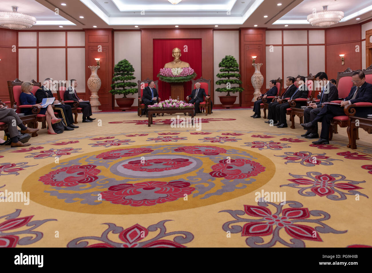 Us-Staatssekretär Michael R. Pompeo trifft sich mit Generalsekretär der Kommunistischen Partei Vietnams Nguyen Phú Trọng in Hanoi, Vietnam am 8. Juli 2018. Stockfoto