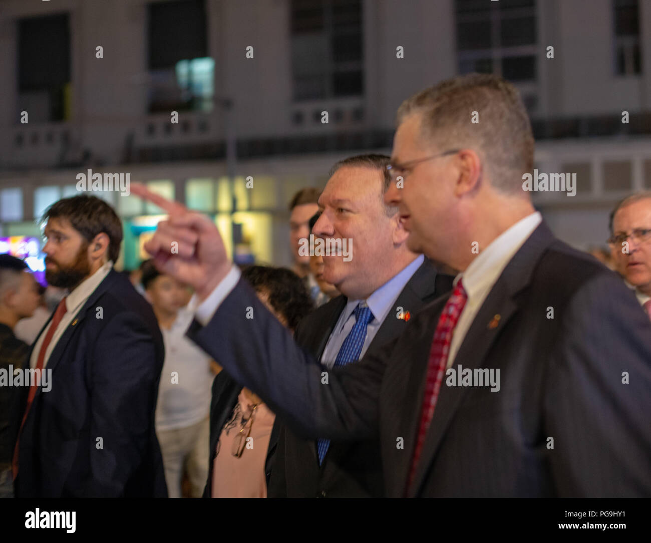 Us-Staatssekretär Michael R. Pompeo dauert eine Tour zu Fuß von Hanoi mit US-Botschafter in Vietnam Daniel J. Kritenbrink am 8. Juli in Hanoi, Vietnam 2018. Stockfoto