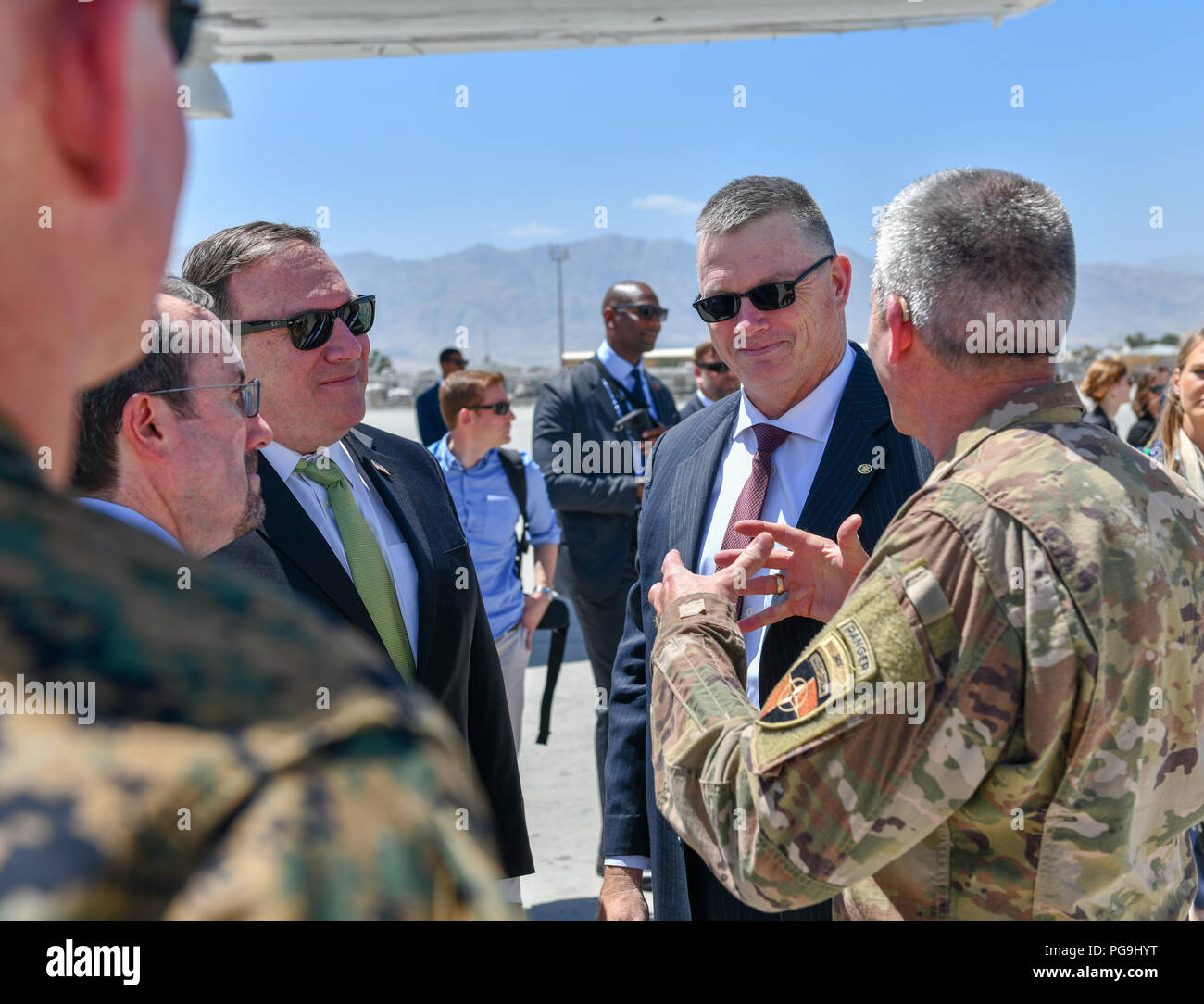 Us-Staatssekretär Michael R. Pompeo Chats mit US-Botschafter in Afghanistan, John Bass und General John Nicholson bei der Ankunft am Flughafen Bagram am 9. Juli 2018. Stockfoto